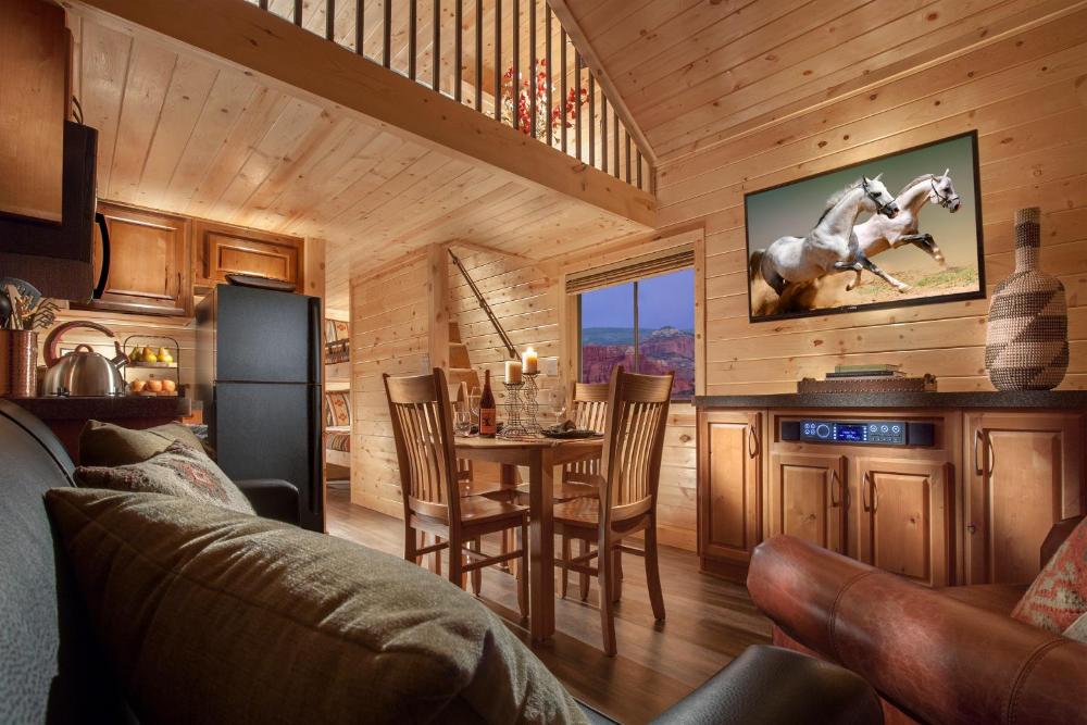 Superior King Room interior